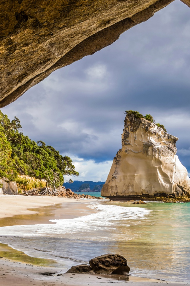 Вид на скалы на пляже у океана,  Новая Зеландия