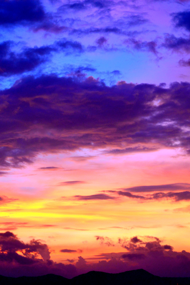 Красивое фиолетовое небо с облаками