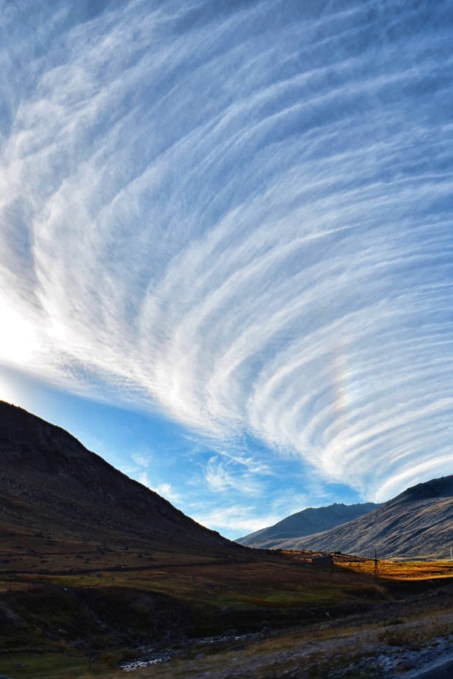 Красивые белые облака в небе над горами