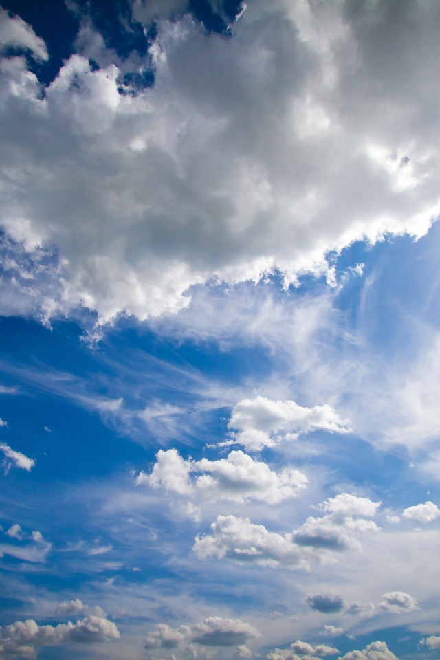 Голубое небо с красивыми белыми облаками