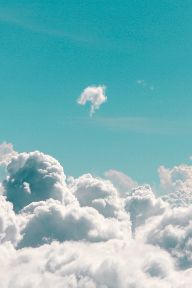 Пушистые белые облака в голубом небе