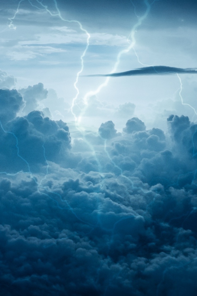 Молнии в облаках во время шторма