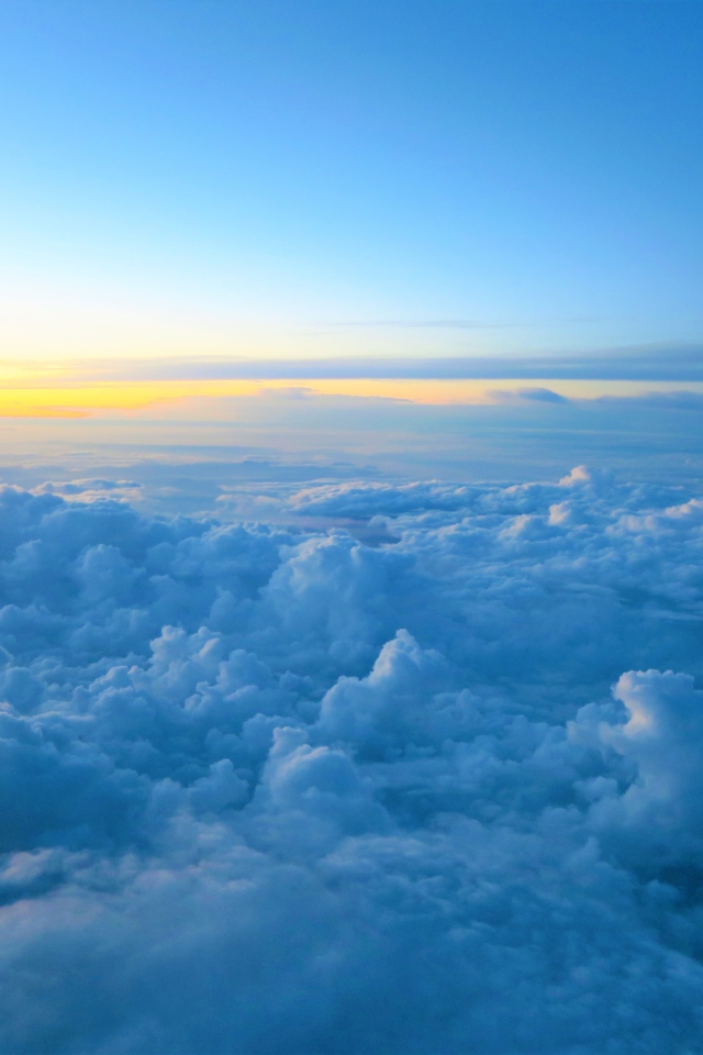 Низкие белые облака в голубом небе 