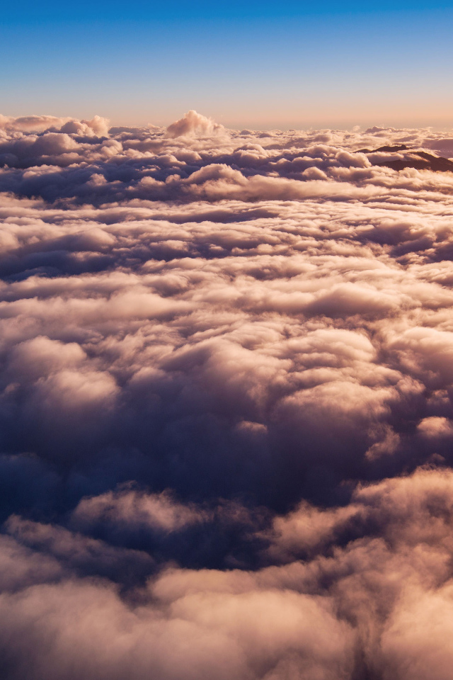 Густые белые облака в лучах солнца