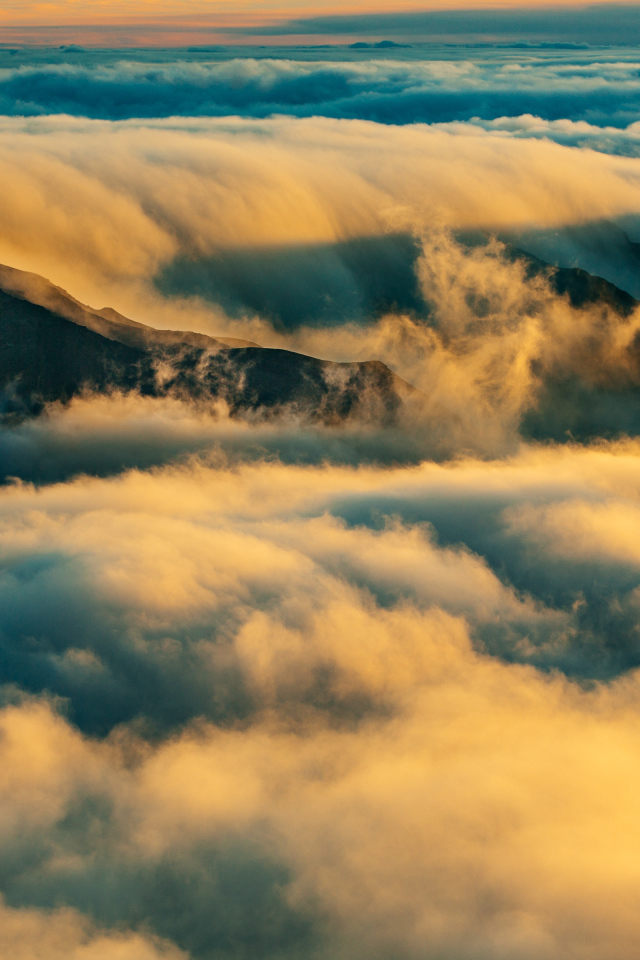 Белые облака высоко в горах 