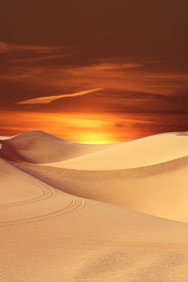 Бескрайняя пустыня под красивым небом на закате