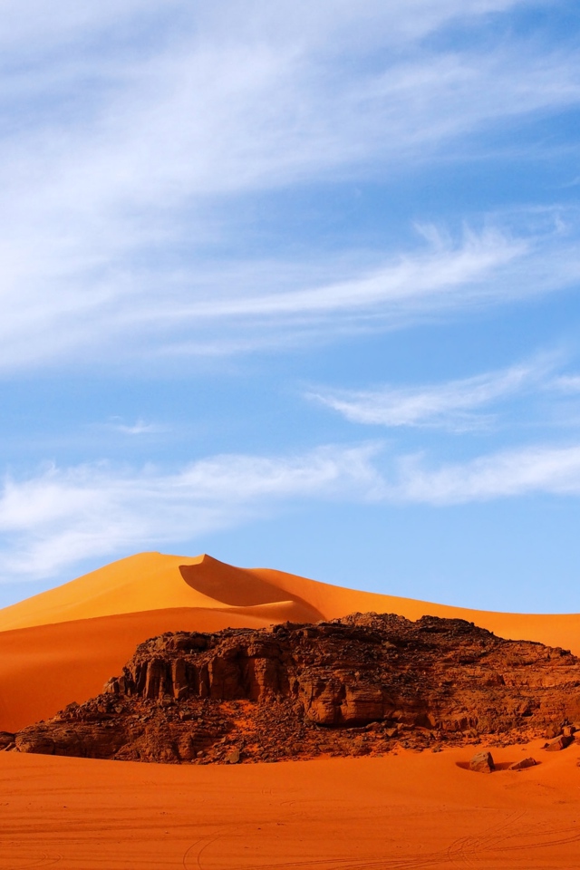 Оранжевая горячая пустыня Сахара под голубым небом