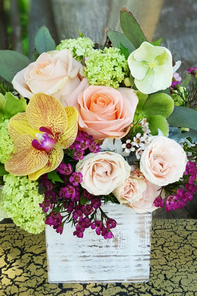 Красивый букет на столе в вазе 