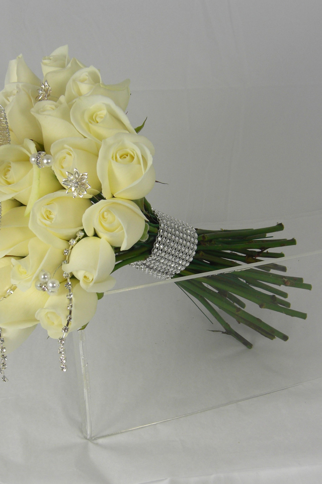 Букет нежных белых роз с украшениями на сером фоне