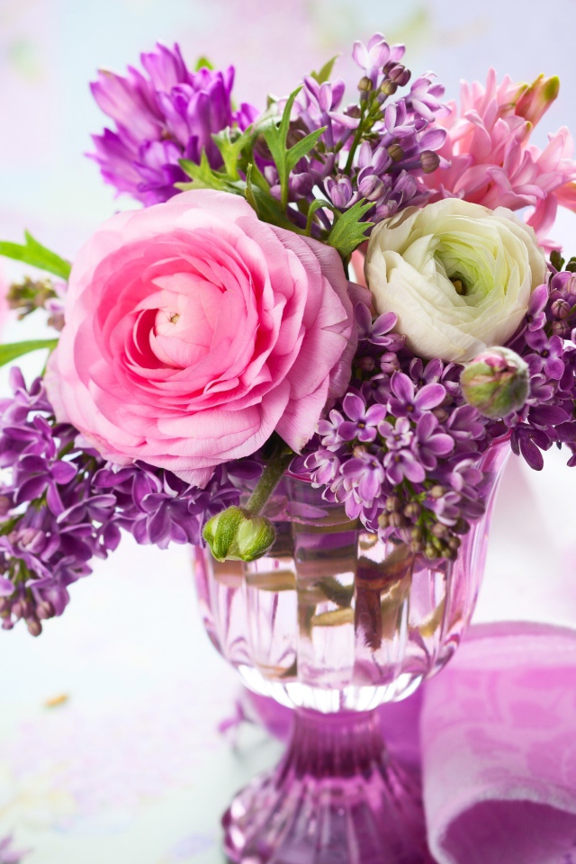 Букет сирени с цветками лютика и гиацинта