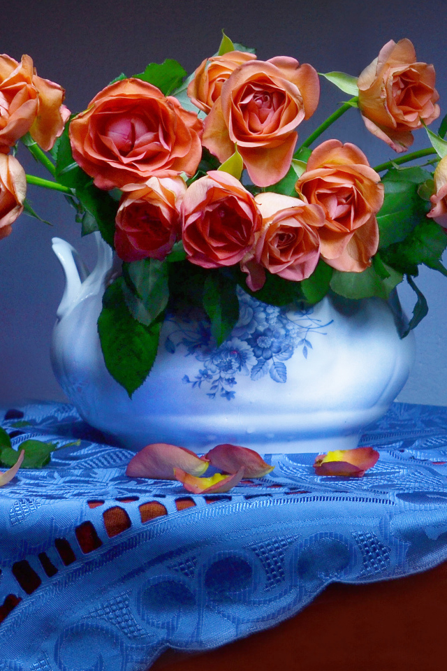 Букет оранжевых роз в вазе на столе 