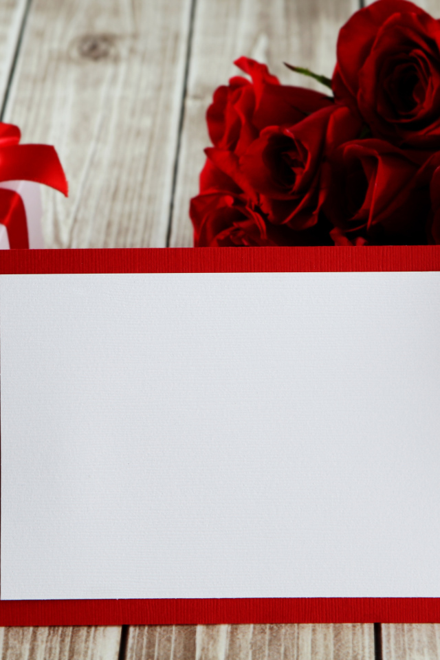 Букет красных роз на столе с подарком и красным сердцем, шаблон поздравительной открытки