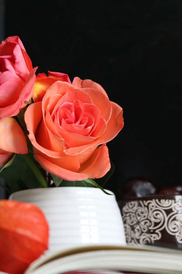 Букет роз в вазе на столе с книгой