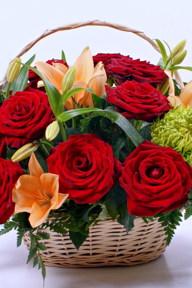 Корзина с цветами красной розы и лилии