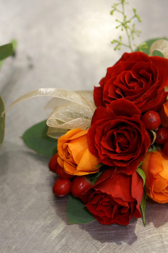 Красивый букет  и бутоньерка на столе