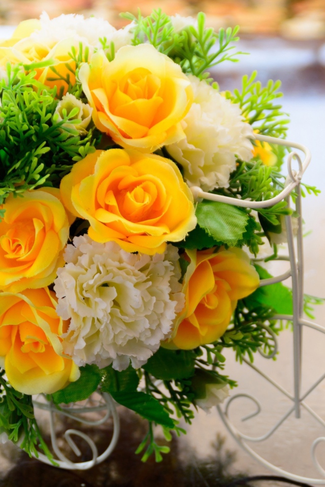 Красивый букет искусственных цветов для декора 