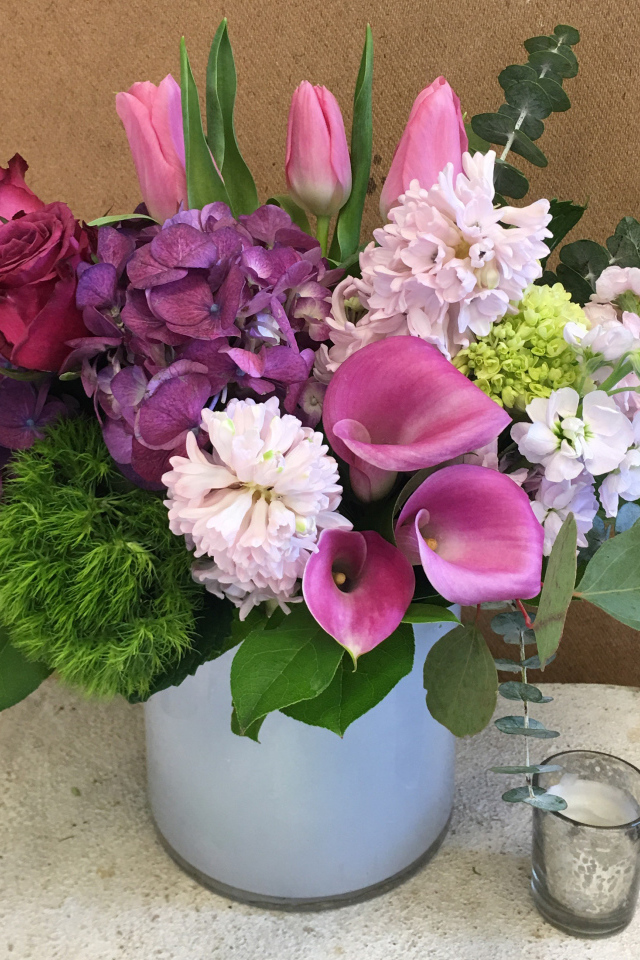 Красивый букет цветов в вазе у стены