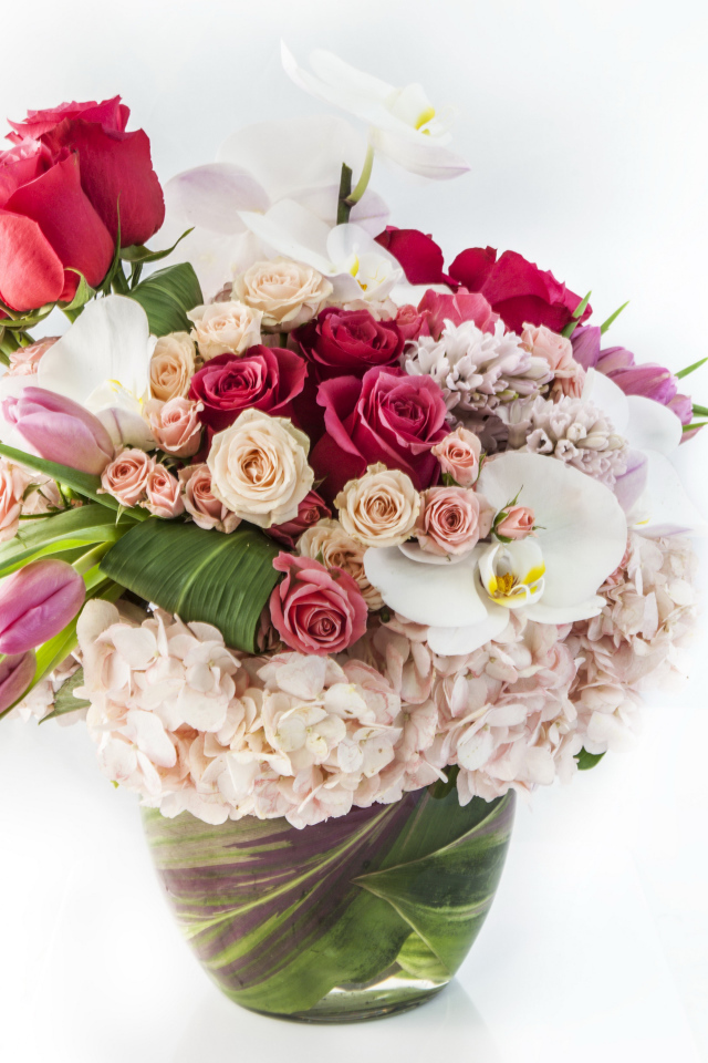 Красивый букет цветов в вазе на белом фоне