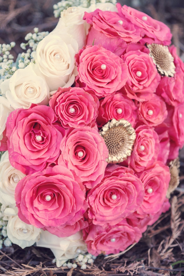 Красивый букет из розовых и белых роз с бусинами