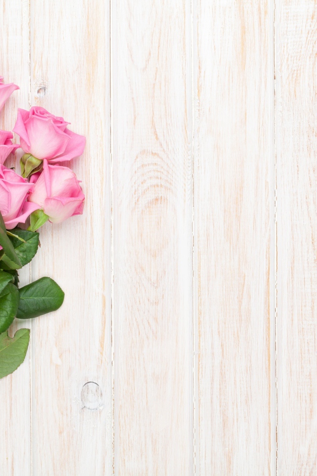 Красивый букет розовых роз на деревянных досках, фон для открытки