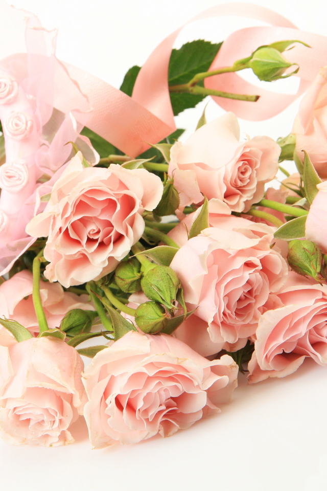 Красивый букет розовых роз с сердцем на белом фоне