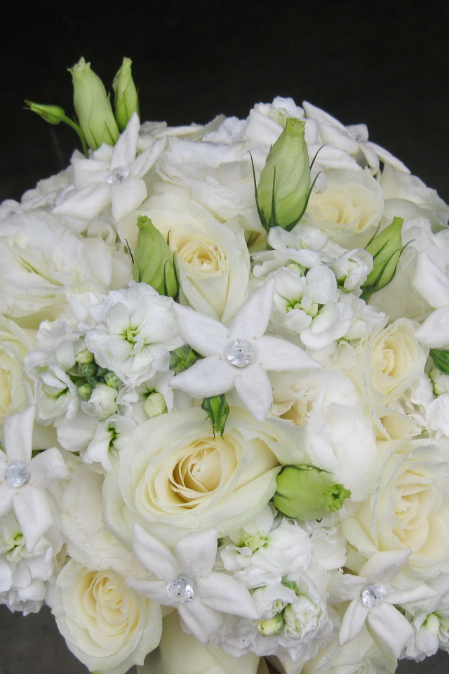 Красивый букет роз с цветами левкой 