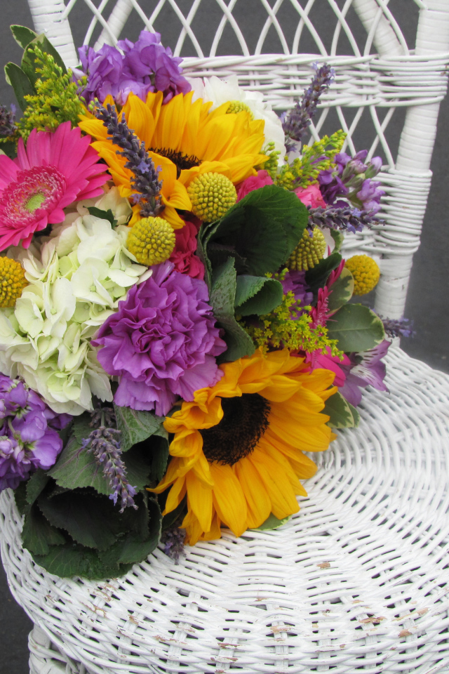 Красивый букет на плетеном стуле 