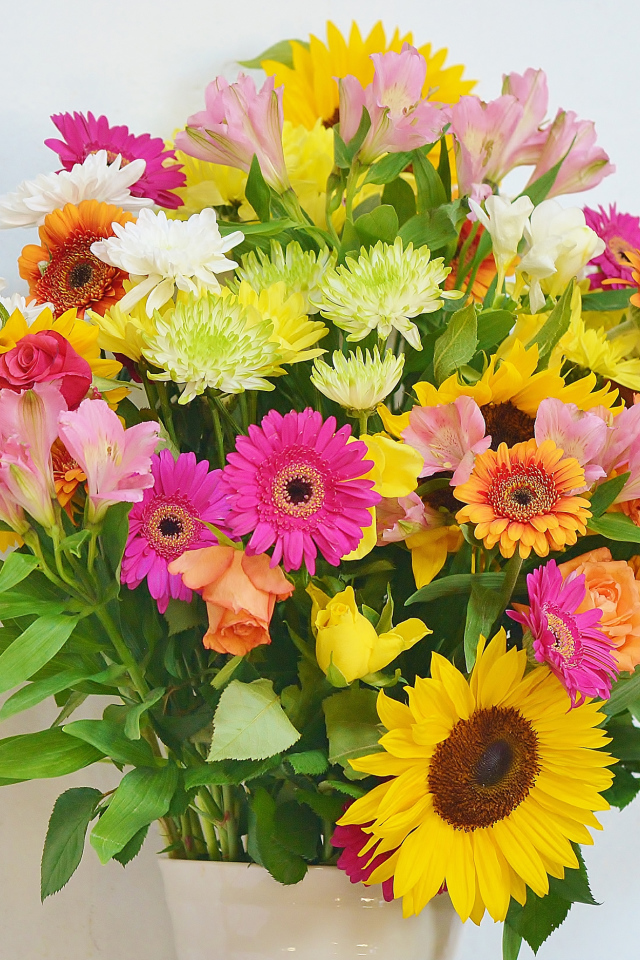Красивый букет с цветами альстромерии, герберы, хризантемы и подсолнуха