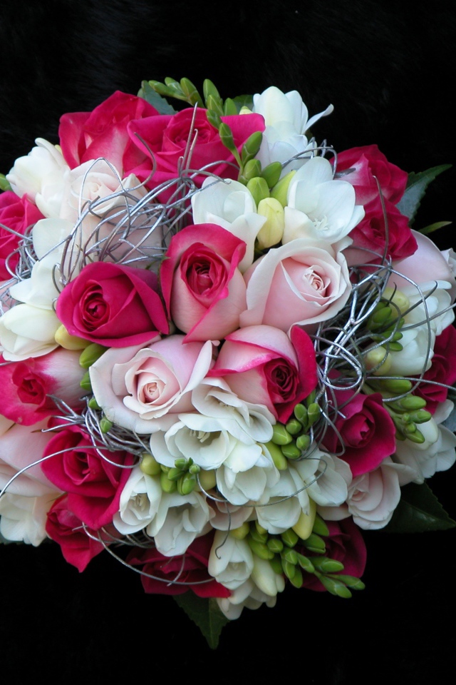 Красивый букет с цветами красной розы и фрезии на черном фоне