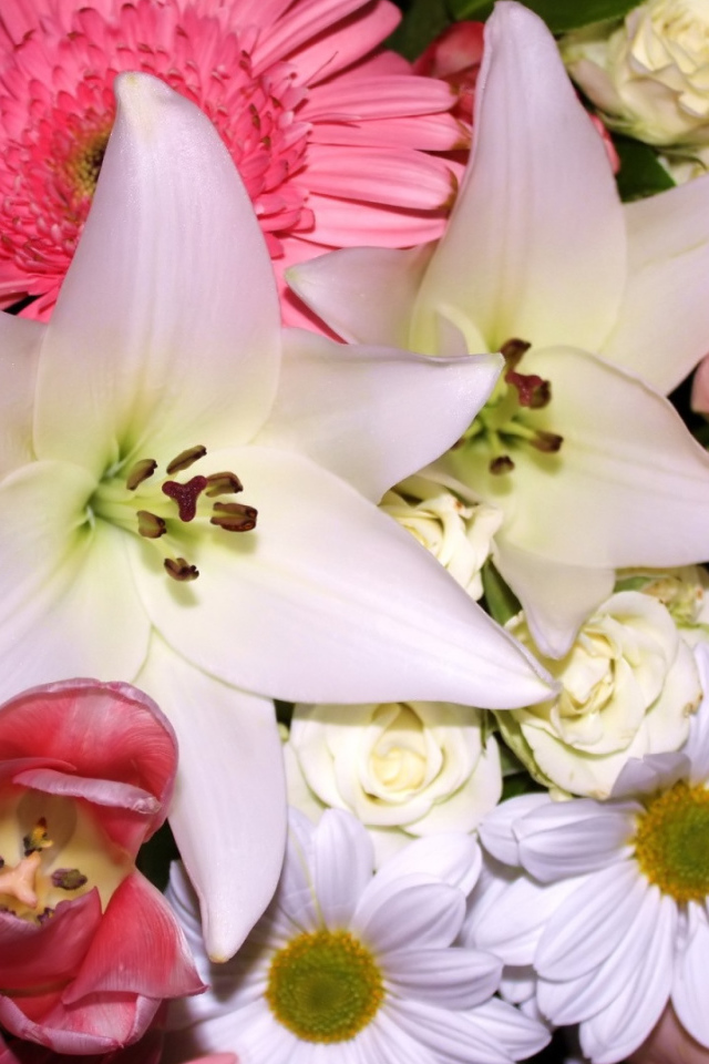 Красивый нежный розово - белый букет разных цветов 