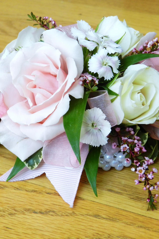 Красивые цветы на деревянном столе