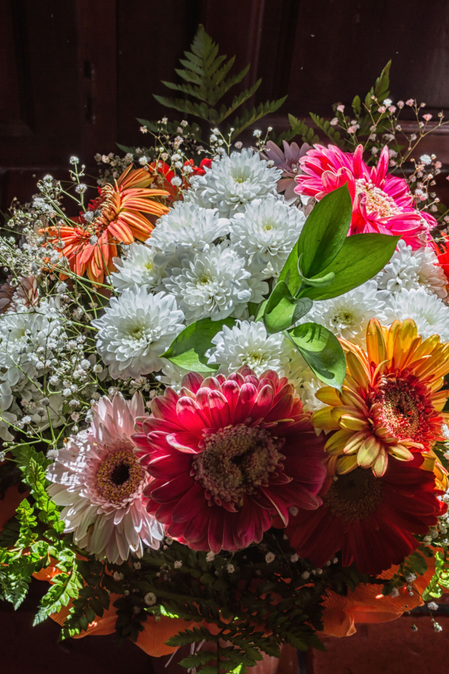 Красивый большой букет с цветами хризантемы и герберы