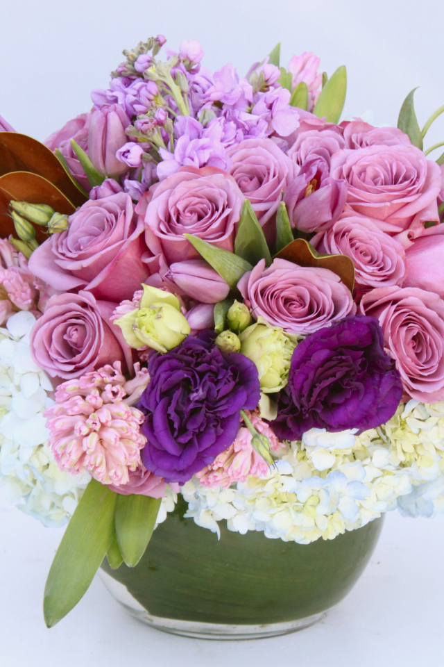 Красивый разноцветный букет в вазе на сером фоне