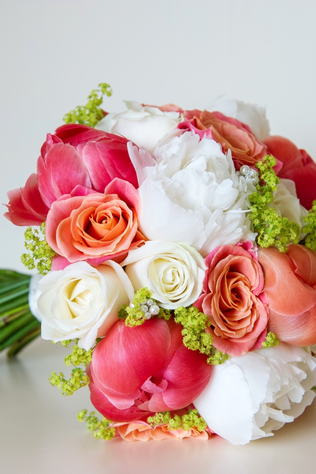 Красивый свадебный букет из цветов розы и пиона