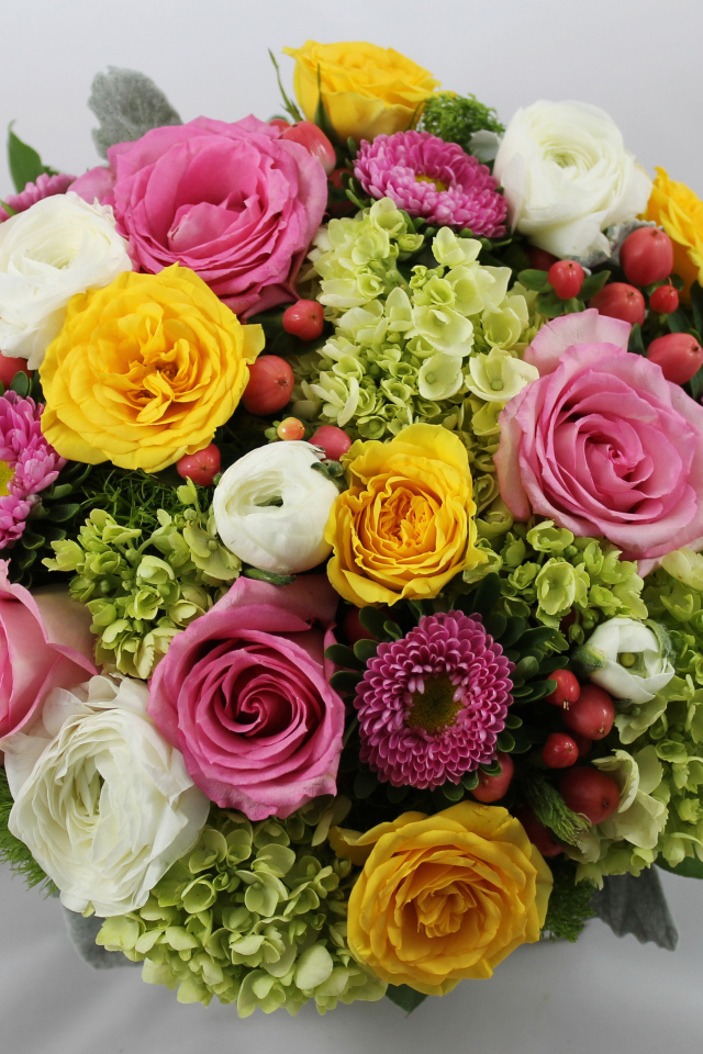 Красивый свадебный букет на сером фоне