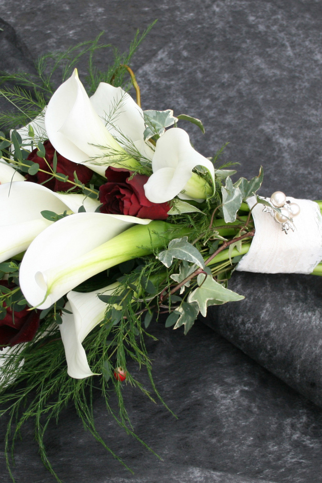 Красивый свадебный букет с цветами каллы и розы 