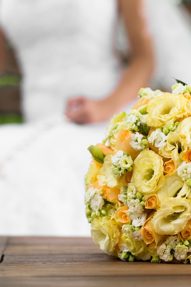 Красивый свадебный букет с розами и цветами эустома