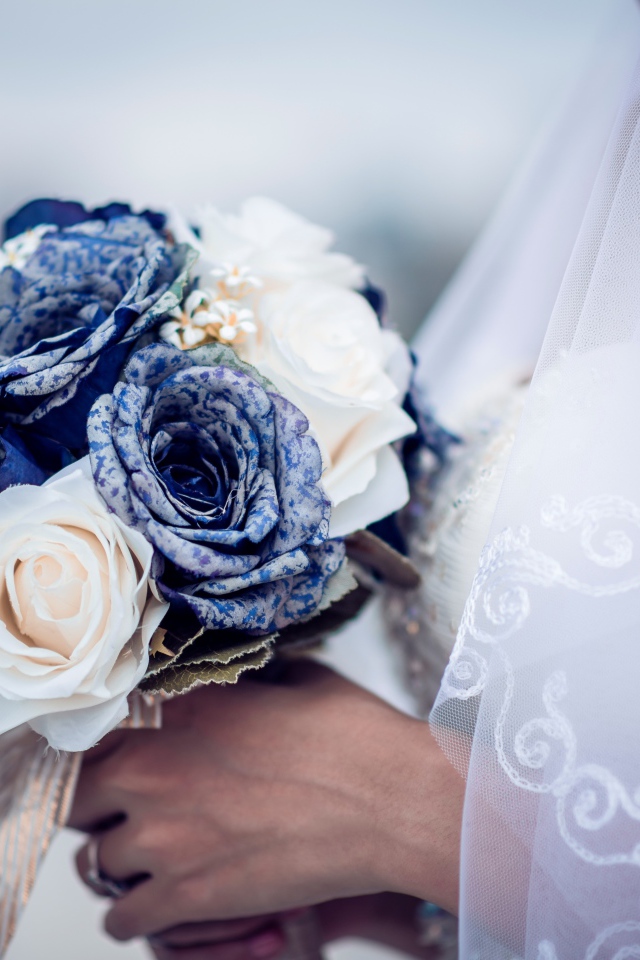 Красивый свадебный букет с белых и синих роз