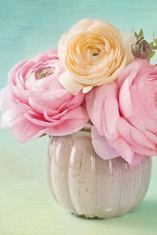 Букет букет лютиков в вазе на голубом фоне