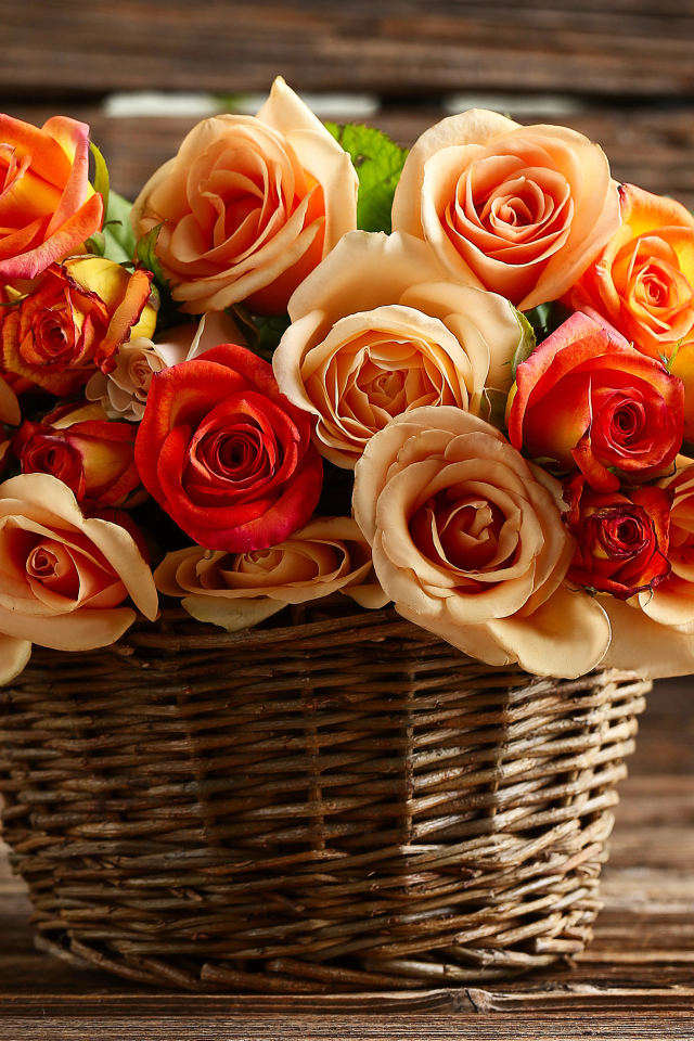 Букет красивых оранжевых роз в корзине