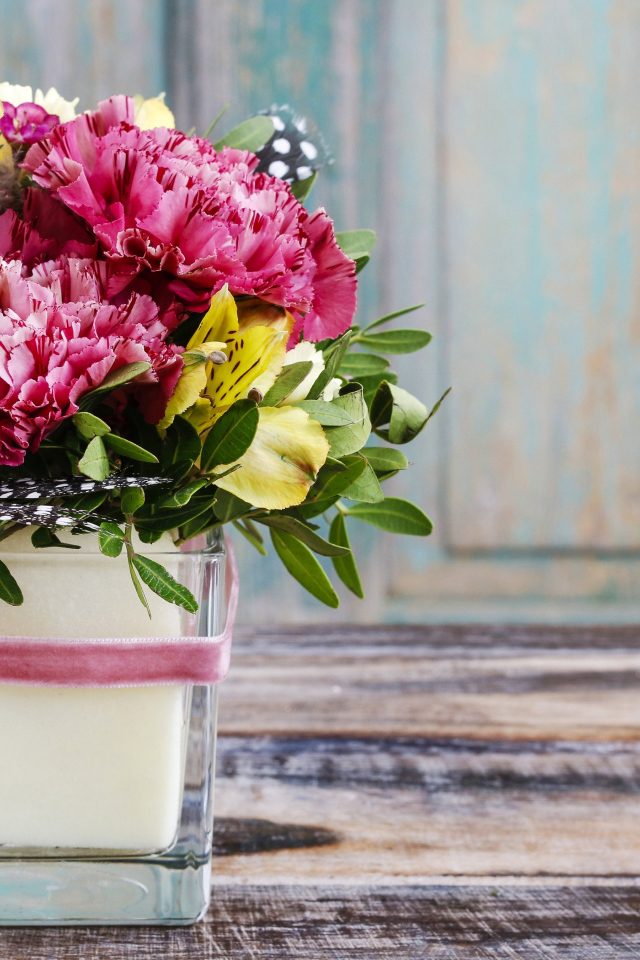 Букет пионов с лилиями в вазе на столе