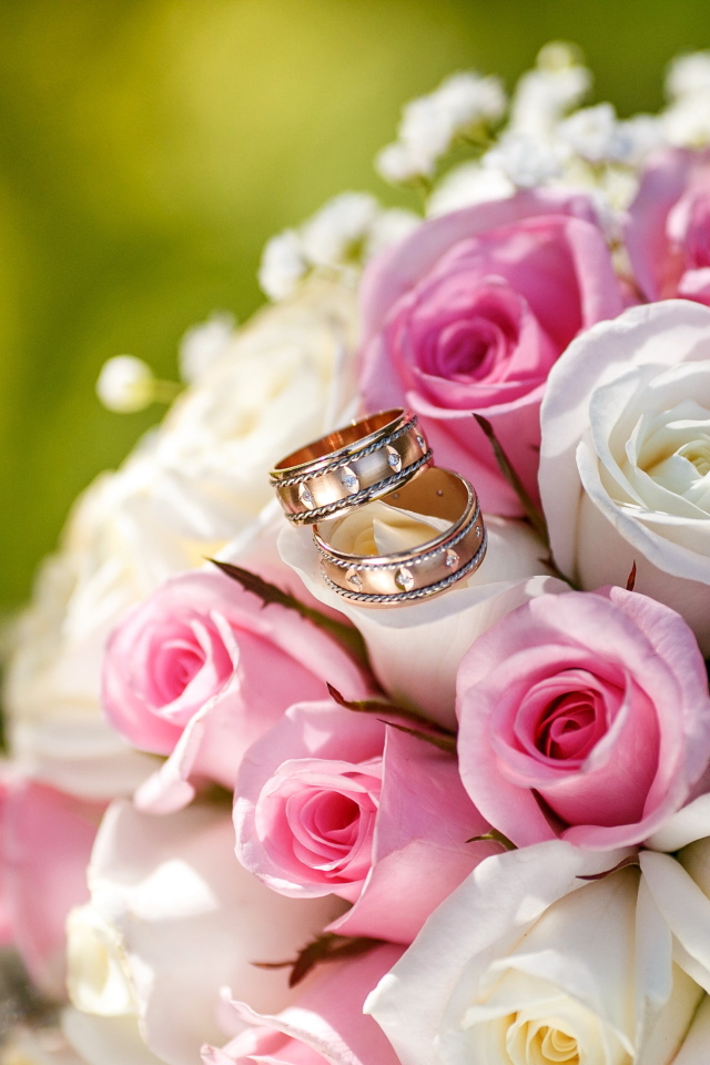 Букет розовых и белых  роз с обручальными кольцами
