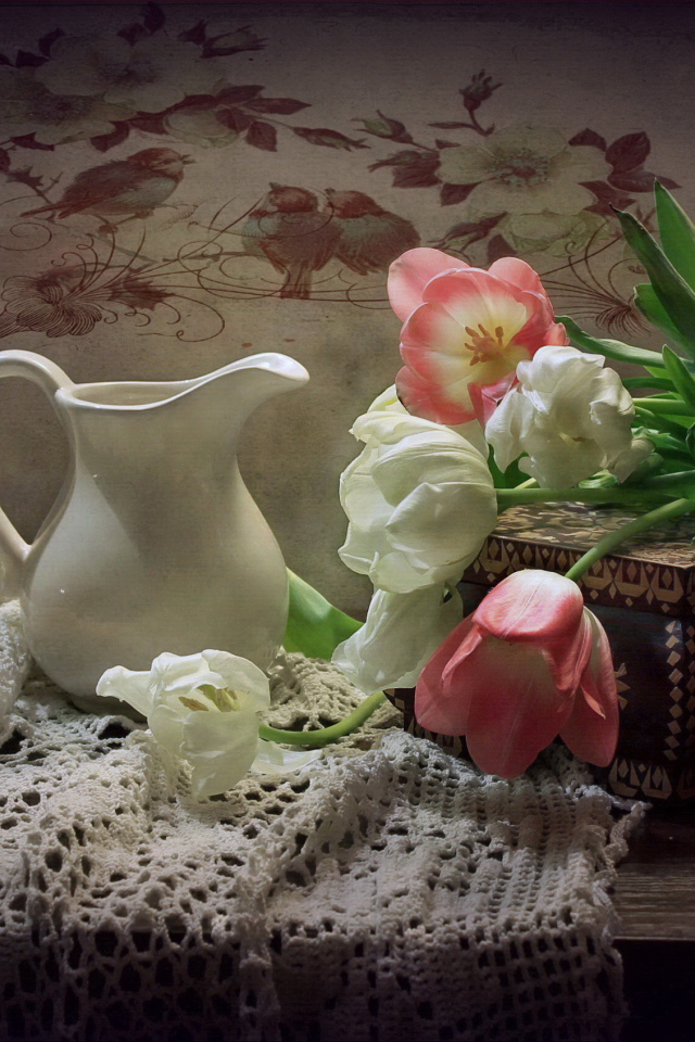 Букет розовых  и белых тюльпанов на столе с кувшином