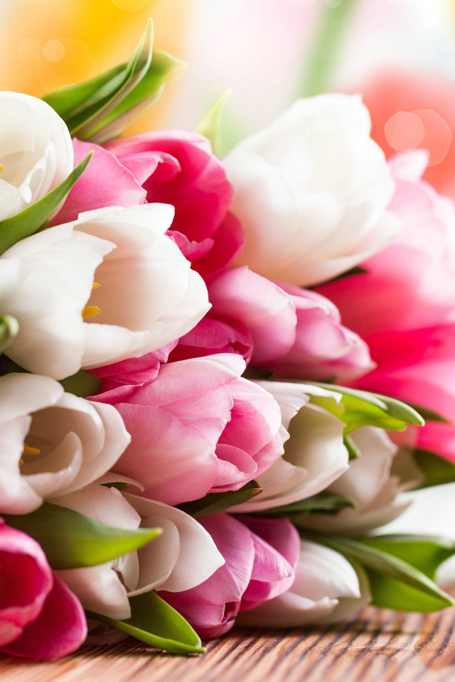 Букет розовых и белых тюльпанов на столе
