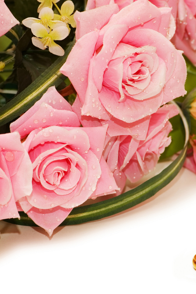 Букет розовых роз с золотыми обручальными кольцами