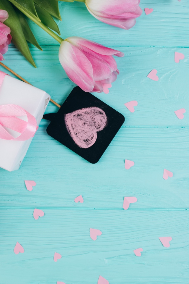 Букет розовых тюльпанов и подарок на голубом фоне