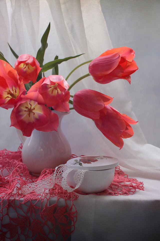 Букет розовых тюльпанов на столе со шкатулкой