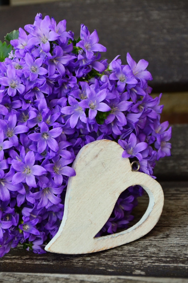 Букет фиолетовых колокольчиков с деревянным сердечком