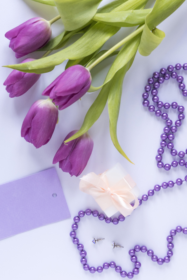 Букет фиолетовых тюльпанов с бусами