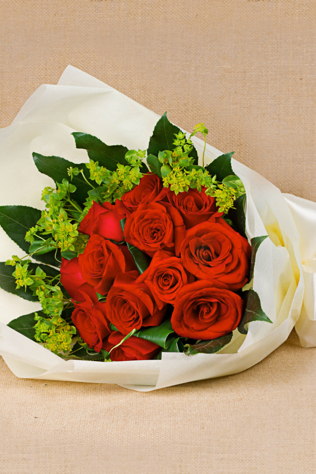 Букет красных роз с белым бантом